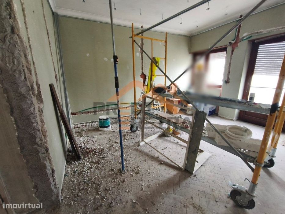 Situado em Benfica, apartamento T3 em processo de remodelação.