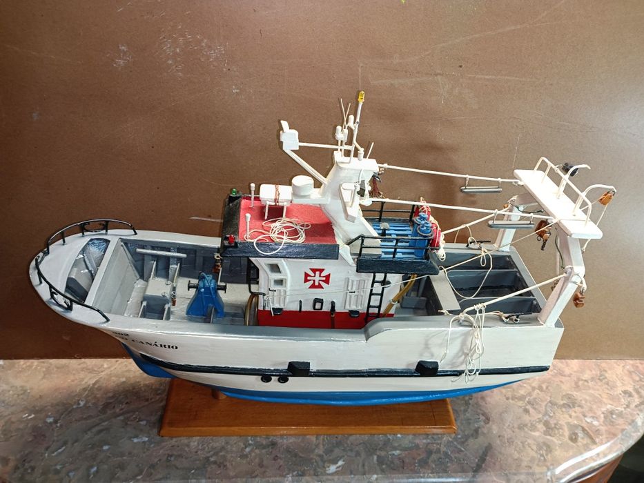 Barco em madeira para coleção, feito artesanalmente, medidas: 56/45cm.