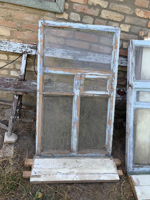 Вікна з деревʼяними рамами