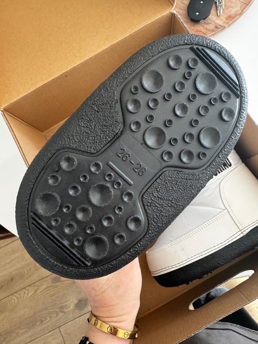 Sprzedam śniegowce dziecięce moschino rozm 26 -28