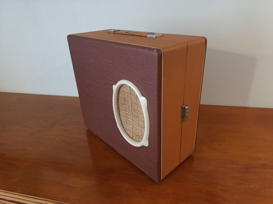 Stary sprawny gramofon Karolinka