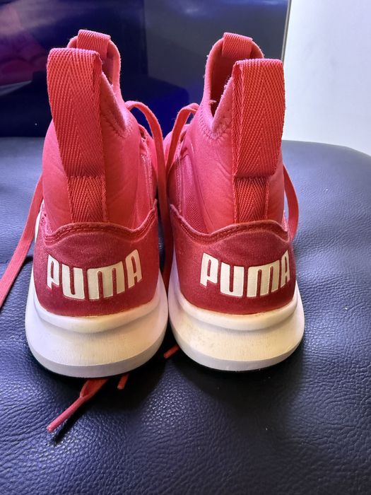 Продам кроссовки женские Puma размер 24,5, и Джорданы унисекс 25 см.