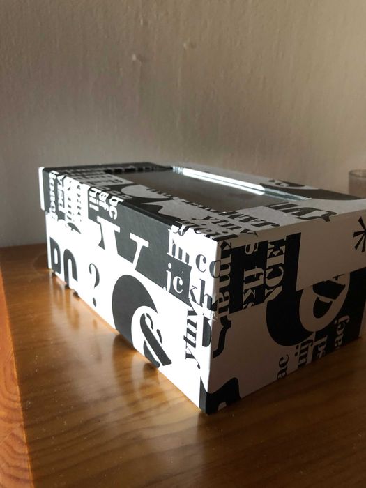 Caixa de cartão com transparência na tampa