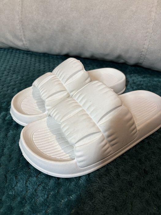 Білі резинові тапочки
