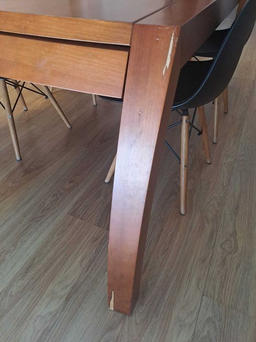 Mesa de sala de refeição, em cerejeira