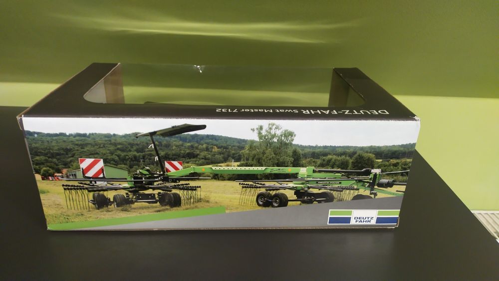 Universal Hobbies Zgrabiarka Deutz fahr jak siku britains 1 32