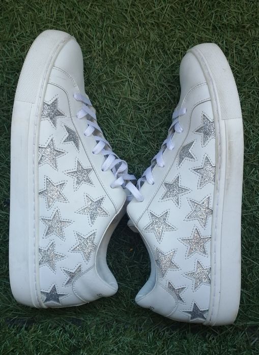 Кросівки білі, повністю шкіра.