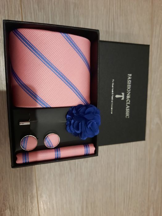 Zestaw męski krawat, poszetka, broszka (butonierka) spinki do mankietó