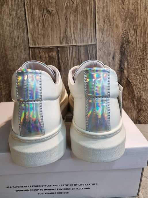 Białe skórzane buty sneakersy Pavement Dee Holographic 40