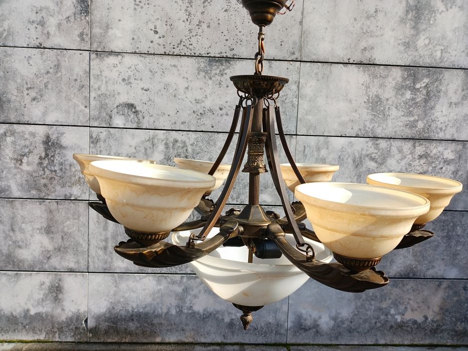 Imponente candeeiro aplicação ao teto, estrutura em bronze com 8 lâmpa