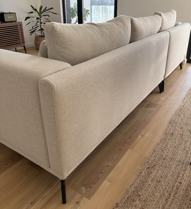 Sofá em tecido bege
