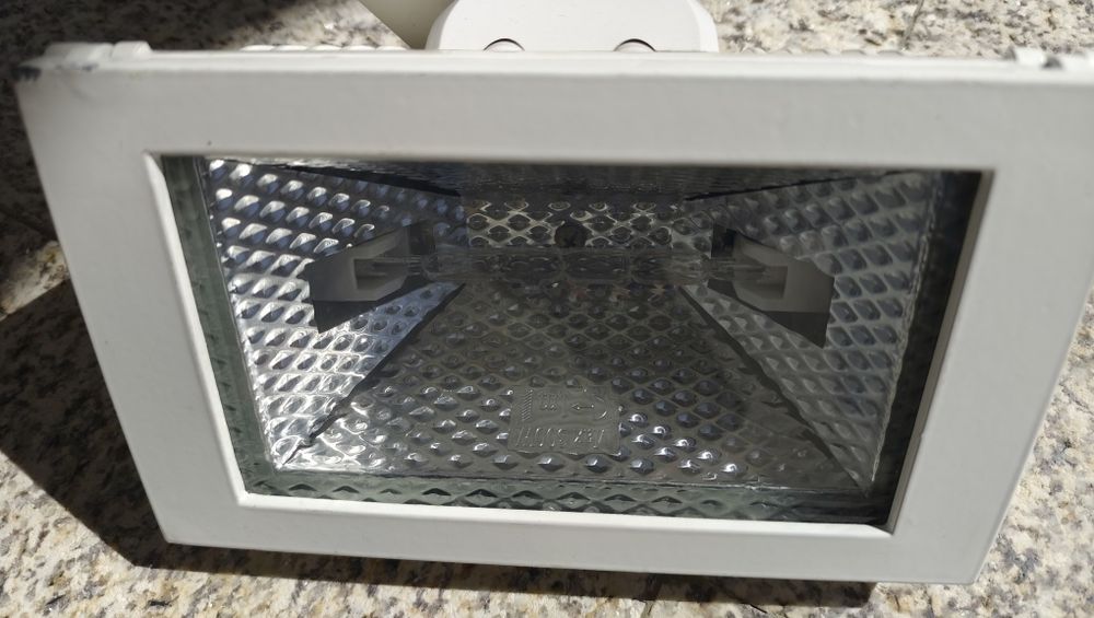 Holofote branco para uso ao ar livre. Ideal para  espaços exteriores