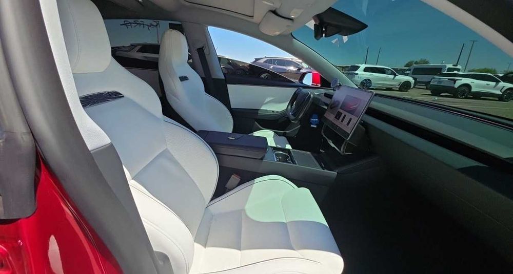 Tesla Model 3 Performance нового покоління Highland (2026 рік).