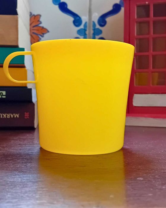 Caneca Plástica Amarela – Emoji Sorridente