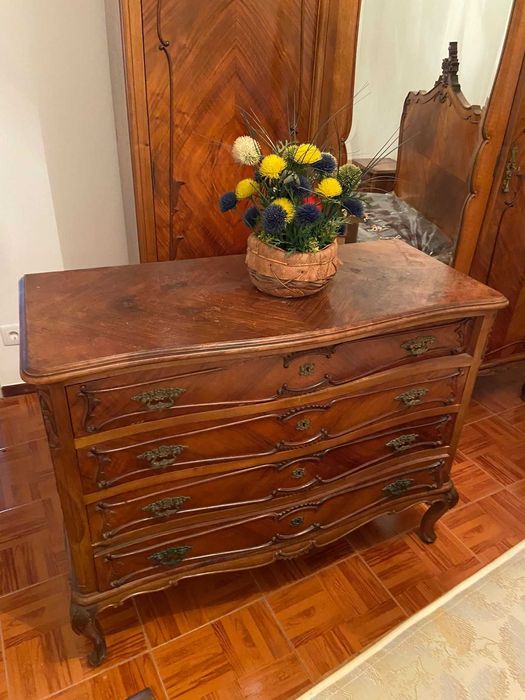 Cómoda em madeira com quatro gavetas