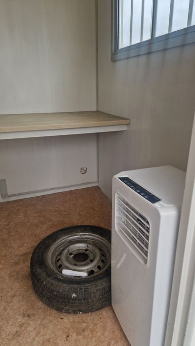 Contentor reboque atrelado cosinha e WC