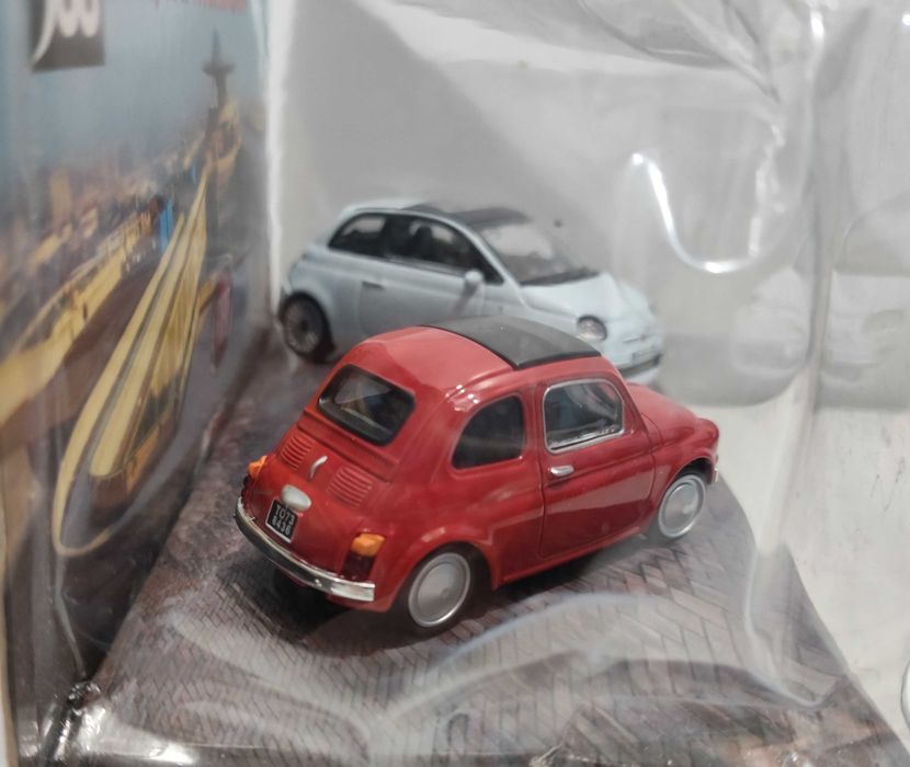 Caixa com 2 carros Fiat 500
