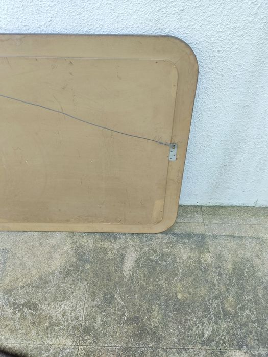 Espelho grande com moldura em madeira dourada