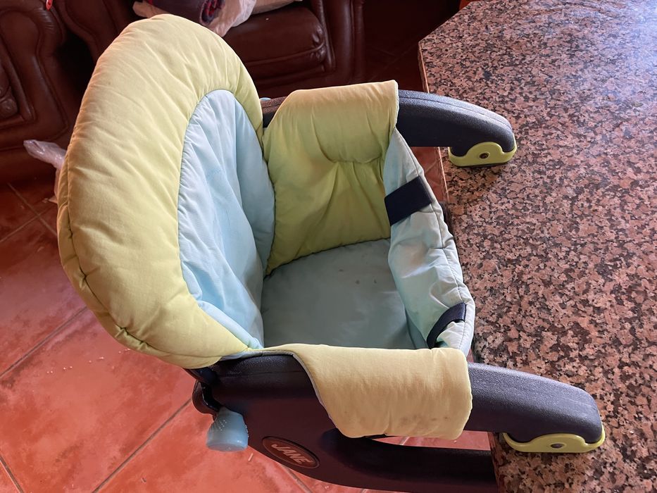 Cadeira de crianças para colocar na mesa em bom estado