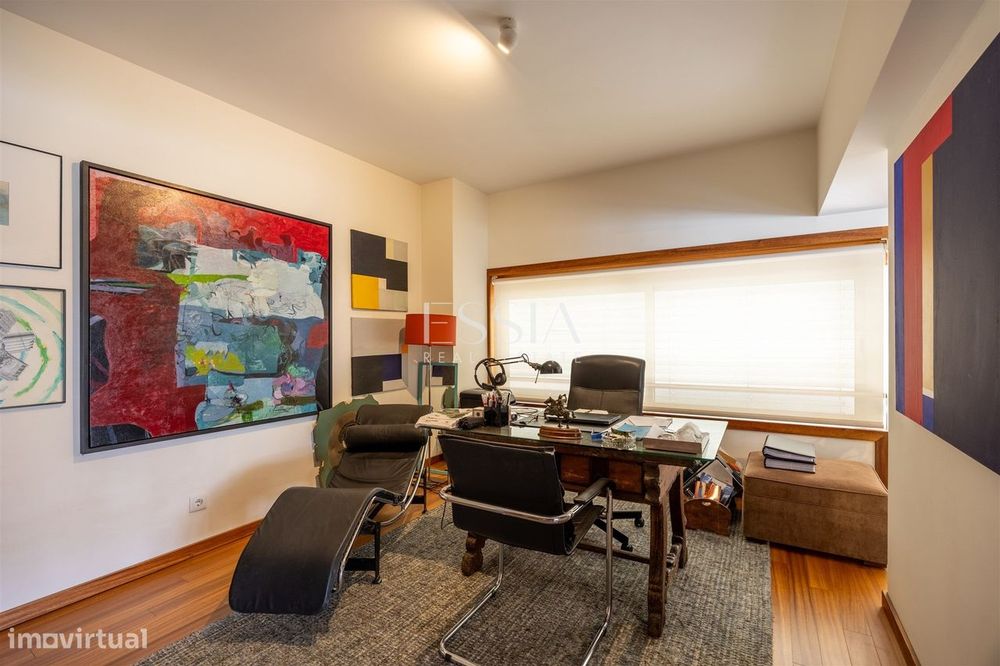 Apartamento T4+1 em Serralves com garagem