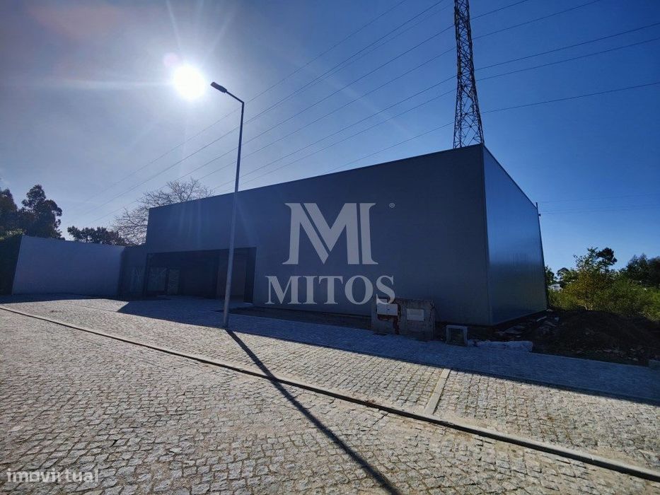 Armazém novo, situado em Mujães