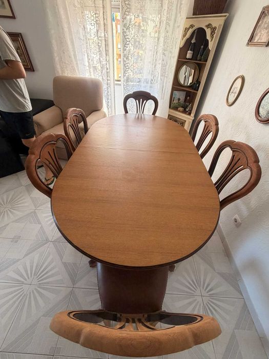 Mesa de Sala com 6 Cadeiras – 100€
