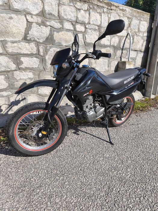 Moto Suzuki dr 125.