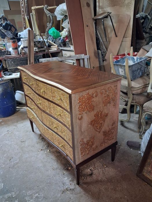 Movel decorado com aplicações a folha dourada