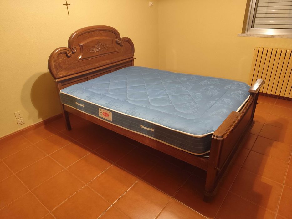 Cama de casal em madeira maciça com colchão 1.90mt x 1.40mt