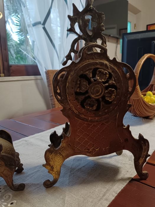 Vendo relógios antigos de latão