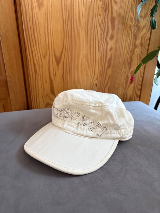 Jasna chłopięca czapka z daszkiem