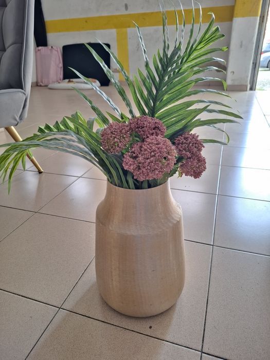 Vaso dourado com planta artificial