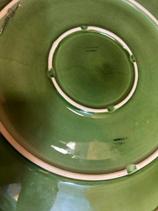 Prato decorativo antigo, alto relevo 50 cm diam. Faiança das Caldas da Rainha