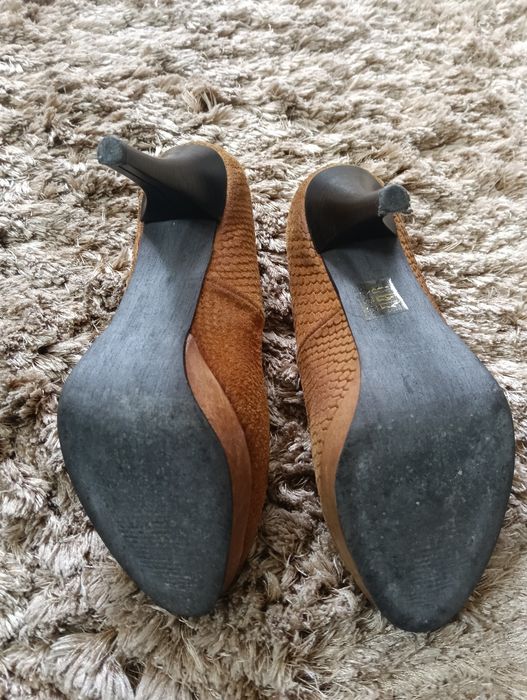Sapatos elegantes em pele