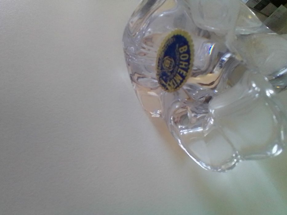 Buda esculpido em pedra e gato em cristal