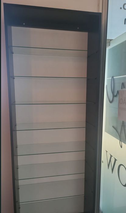 Expositor preto com prateleiras de vidro