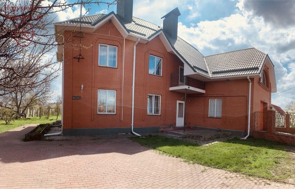 Продаж 3-поверхового будинку біля лісу та річки