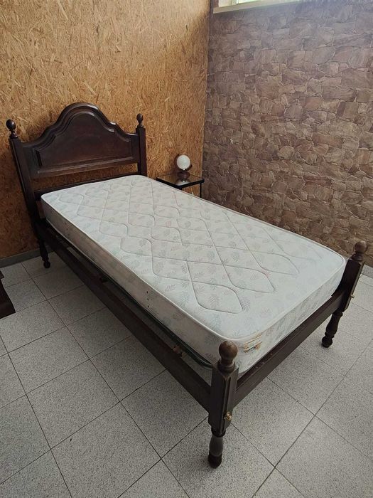 Cama de Madeira com Colchão