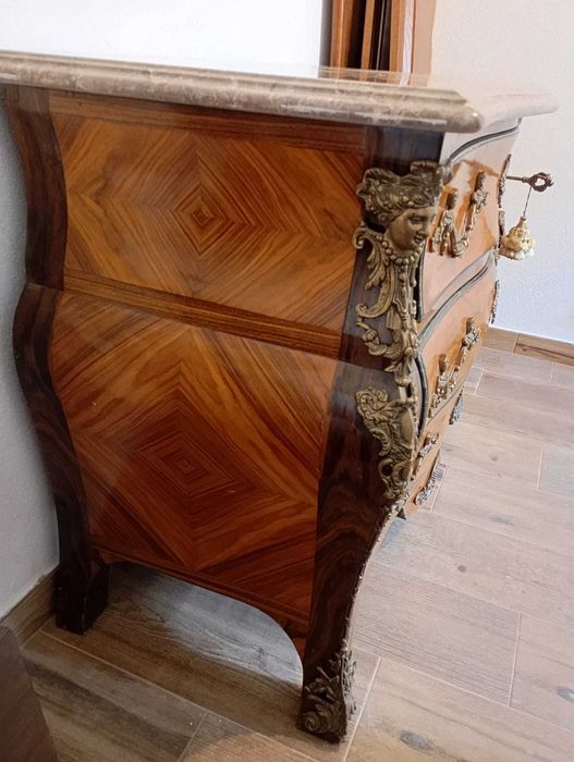 Cómoda estilo Luís XV c/ tampo em mármore – madeira nobre.