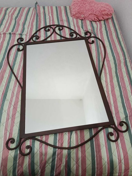 Espelho com armação de ferro