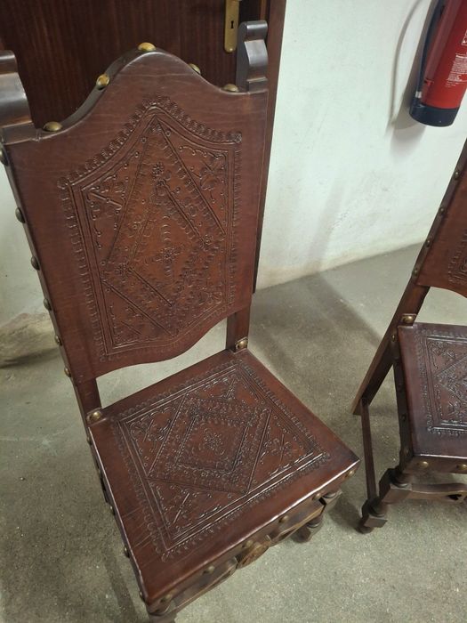 Mesa + 8 cadeiras em couro