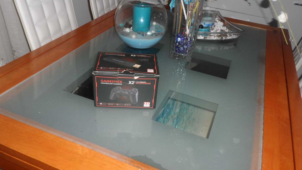 Vendo consola de jogos  mais de 1500 jogos como nova tem 2 comandos