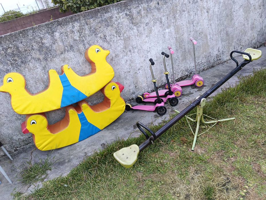 CONJUNTO Baloiço rotativo 360º  ••                                 4x trotinetes               •••  2x balancés de espuma                        •••••