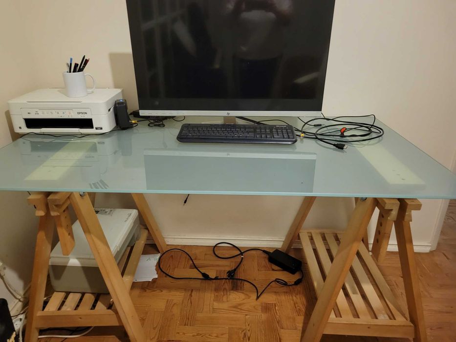 Sevretaria ikea com tampo em vidro