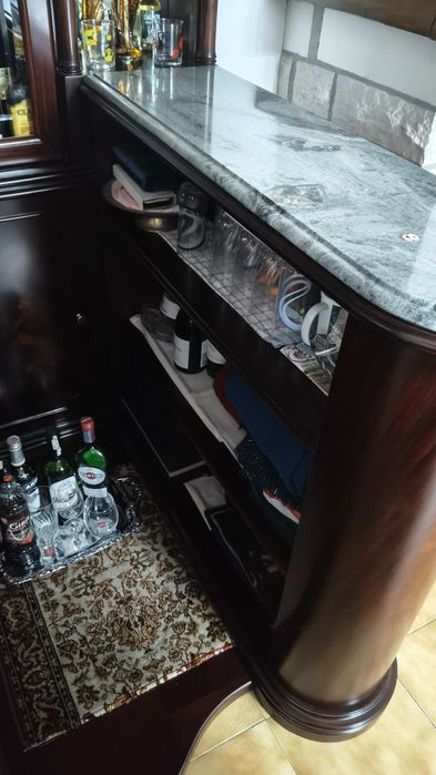 Vendo bar de sala com iluminação em madeira de mogno como novo