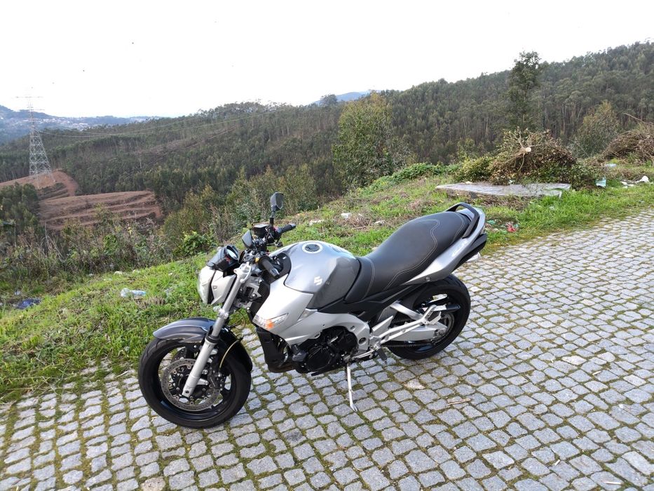 Suzuki GSR 600 *