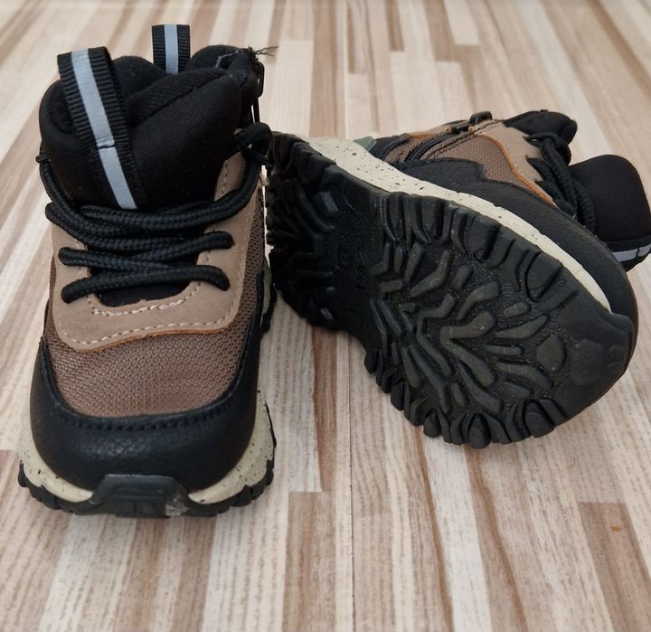 Buty, botki w stylu trekkingowym dla chłopca Zara rozmiar 22