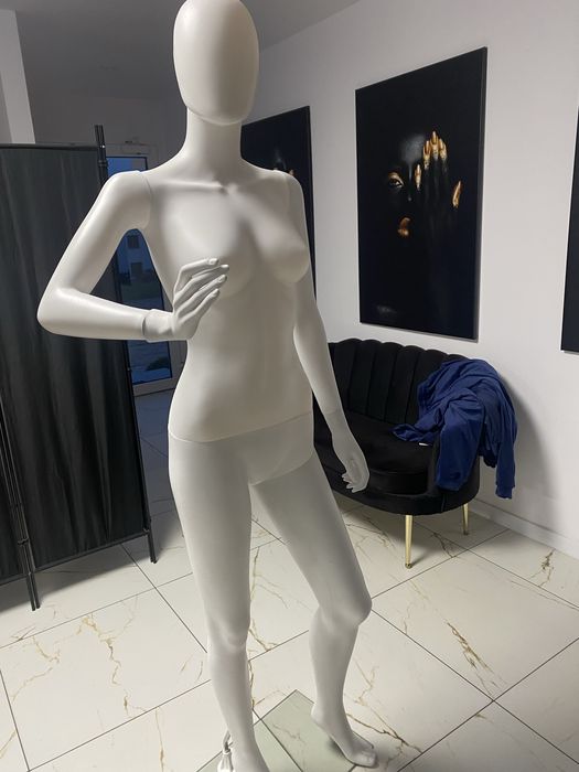 Manekin na ubrania bialy