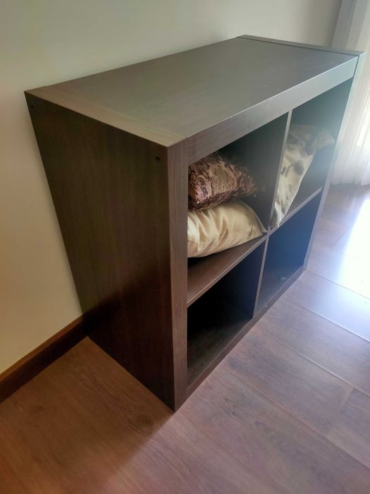 Estante IKEA: KALLAX castanho, 77x77 cm