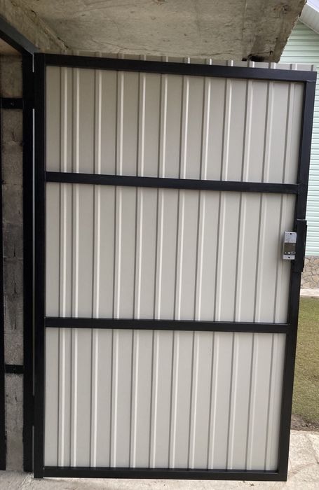 Ворота в гараж або ворота на подвіря